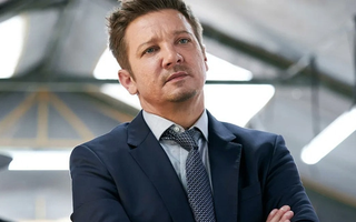 Bạn bè tiết lộ tình trạng thật Jeremy Renner sau tai nạn kinh hoàng