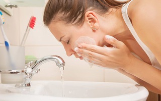 5 sai lầm khi rửa mặt khiến da xấu đi, tăng mạnh nếp nhăn mà rất nhiều người mắc 