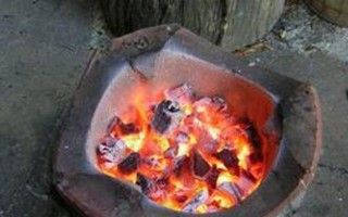 Hai vợ chồng tử vong bên chậu than củi đã tàn