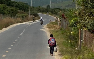 Bé trai đi bộ đến trường được quá giang gợi lại ký ức của nhiều người