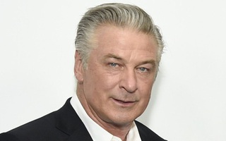 Alec Baldwin và nhân viên phụ trách vũ khí phim "Rust" đối mặt với cáo buộc ngộ sát