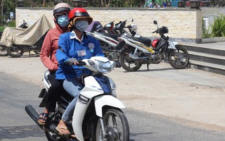 Xe ôm hốt bạc nhờ du khách rủ nhau lên nóc nhà miền Tây