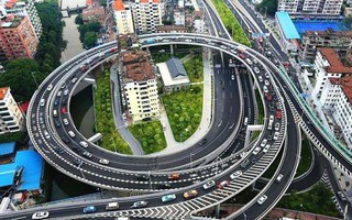Căn hộ 30m2 không chịu di dời khiến chủ đầu tư phải chi thêm 100 triệu NDT xây cầu vượt 360 độ bao quanh tòa chung cư: Suốt 14 năm phải sống giữa khói bụi và tiếng ồn