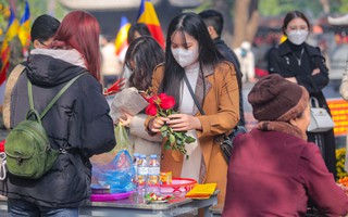 Nam thanh nữ tú đến chùa Hà cầu duyên đầu năm mới