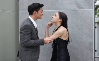 Mất ăn mất ngủ khi ngày nào cũng nhận một bó hoa hồng đỏ ở công ty