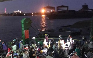 Sà lan cát tông phà chở khách, nhiều người hoảng loạn