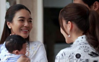 Về quê thăm mẹ, tôi cúi mặt xấu hổ khi nhìn đôi dép của chị dâu