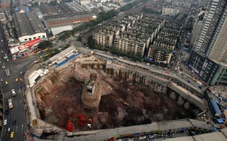 Ngôi nhà 219m2 không chịu di dời mặc cho nhà đầu tư đào sẵn móng sâu 10m để thi công: Chấp nhận 'trèo lên trèo xuống' mỗi ngày, chỉ rời đi khi được đền bù thỏa đáng