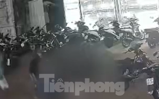 Clip: Hai nhóm thanh niên hỗn chiến kinh hoàng trong đêm ở Bình Dương