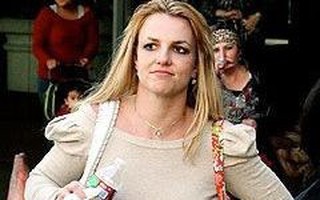 Britney Spears bị bắt trên phố