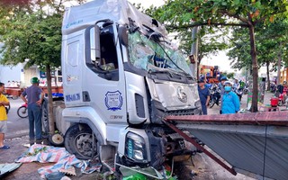Hiện trường xe đầu kéo đâm sập dải phân cách, lao vào nhà dân ở Vũng Tàu