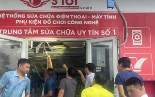 Hà Nội: Cửa hàng điện thoại trong khu chung cư bốc cháy lúc rạng sáng, nhiều người hoảng hốt bỏ chạy
