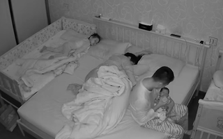 Camera ghi lại cảnh chồng chăm con mọn thâu đêm để vợ ngủ ngon: Ghen tỵ quá, chị vợ quả là có "số hưởng"