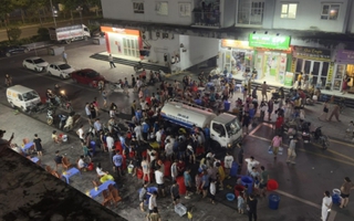 Tình người qua từng chuyến xe chở nước đến với Khu đô thị Thanh Hà