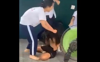 TP HCM: Nữ sinh đánh, lột quần áo bạn học ở quán cà phê