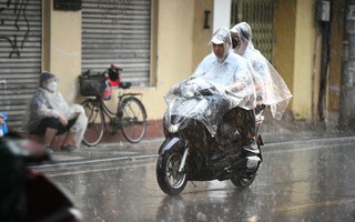 Vừa đón gió mùa vừa ảnh hưởng của bão, miền Bắc chuyển mưa lạnh