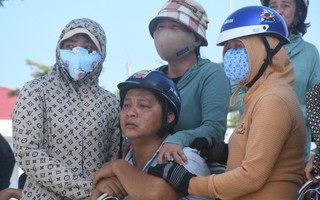 Người thân gục khóc bên thi thể ngư dân tàu gặp nạn
