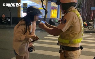 Uống bia mừng 20/10, nhiều nữ tài xế vi phạm nồng độ cồn