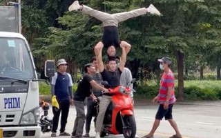 Nghệ sỹ Quốc Nghiệp mang giấy tờ trình diện công an sau clip chồng đầu đi xe máy