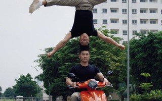 Tin mới vụ “Hoàng tử Xiếc” Quốc Cơ - Quốc Nghiệp chồng đầu đi xe máy