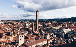 Tháp Garisenda ở Italy đóng cửa vì lo ngại sụt lún
