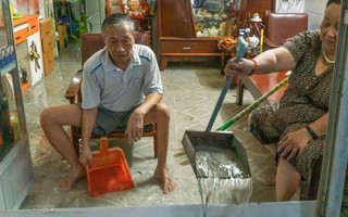 Mưa lớn kết hợp triều cường ở Cà Mau, người dân ngồi canh cửa tát nước