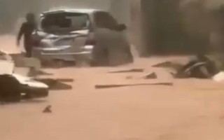 Mưa lớn, đường ngập, tường rào đổ sập khiến học sinh bị thương
