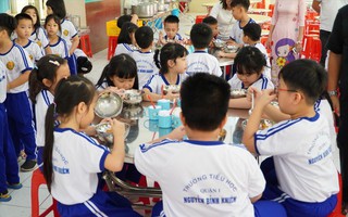 Bữa ăn học đường: Phụ huynh nên cùng trường giám sát