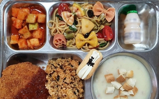Soi suất ăn trưa của học sinh toàn thế giới, nhiều nơi miễn phí mà chất lượng vẫn "đỉnh chóp"