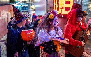 Chùm ảnh: Nhiều người đổ về Itaewon và Hongdae (Hàn Quốc) mừng lễ hội Halloween, công tác bảo vệ an toàn như thế nào?