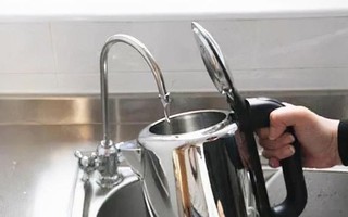 Dùng bình siêu tốc hàng ngày nhưng 99% gia đình không chú ý đến 1 điều: Xem ảnh mà giật mình
