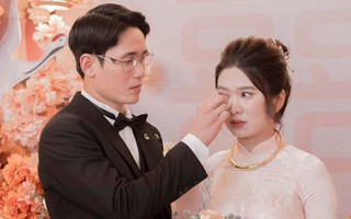 'Nam thần' U23 Việt Nam dịu dàng lau nước mắt cho vợ trong ngày ăn hỏi