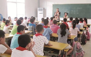 Con đi học bị phân biệt đối xử vì bố mẹ phản ánh về quỹ lớp: Cách nhà trường xử lý gây tranh cãi!
