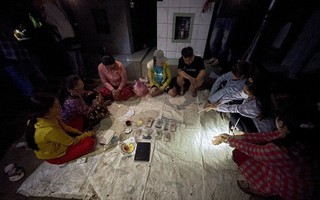 Nhiều "quý bà" lắc tài xỉu tại khu nhà mồ lúc chạng vạng