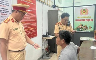 Ô tô tải hết kiểm định, tài xế tông văng xe CSGT để bỏ chạy