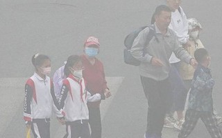 Chùm ảnh: Sương mù dày đặc bao trùm Trung Quốc, người dân vật lộn với ô nhiễm không khí ở mức cao nhất