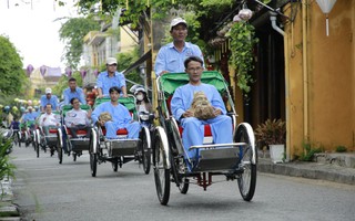 Nghệ nhân Hội An mang sản phẩm gốc tre, đèn lồng ngồi xích lô diễu hành phố cổ