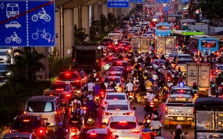 Lô cốt bủa vây tứ phía, bóp nghẹt giao thông khu vực hầm chui lớn nhất Hà Nội