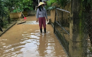 Mưa lớn khiến hơn 800 ngôi nhà ở Quảng Trị bị ngập lụt, nước sông đang lên