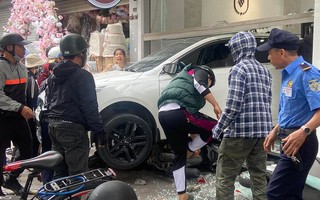 Nữ tài xế lùi xe lao thẳng vào cửa hàng trang sức khiến nam bảo vệ thương nặng