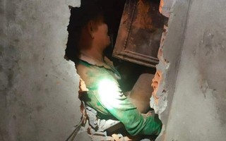 Đục tường giải cứu 2 vợ chồng bị vùi lấp trong vụ sạt lở ở Thừa Thiên - Huế