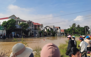 Đang chơi cùng bạn trước nhà, cháu gái 3 tuổi trượt chân xuống sông mất tích