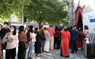 Người dân Hà Nội xếp hàng dài chờ vào thăm tháp nước Hàng Đậu lần đầu mở cửa sau gần 130 năm