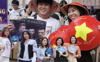 Các bạn trẻ được "trang bị" tận tình, hào hứng check-in trước giờ G tại concert của Westlife