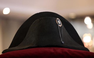 Chiếc mũ của Hoàng đế Napoleon được bán với giá lịch sử