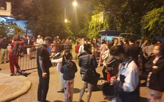 Hà Nội: Mâu thuẫn gia đình, chồng đốt quần áo của vợ khiến cả chung cư náo loạn