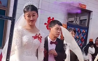 Cô dâu bị dân làng chế giễu vì ngoại hình "không giống ai", chú rể đáp một câu khiến mọi người tự "ngượng"