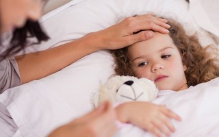 Cách cân bằng giữa công việc và chăm sóc con ốm