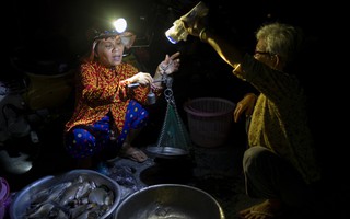 Độc đáo chợ "âm phủ" ở miền Tây chuyên bán "lộc trời" lúc 2h sáng, người mua phải xem hàng trong tư thế đặc biệt