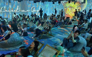 Người TP.HCM nằm ngửa để... thưởng tranh Van Gogh
